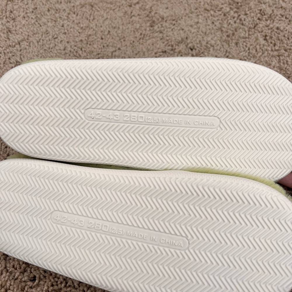 SOLD Slippers 💚🎄 - Picture 6 of 7